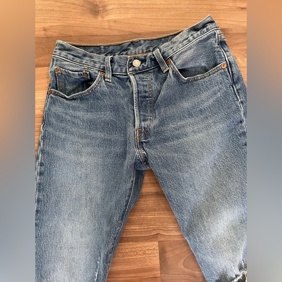 Levi’s cropped distressed mom jeans size 27 button front - Picture 2 of 7